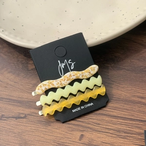 Lot de trois barrettes à cheveux élégantes en acétate ondulé, léopard, vert et jaune
