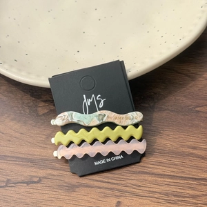 Trois barrettes à cheveux en acétate ondulé avec texture marbre et tons pastel