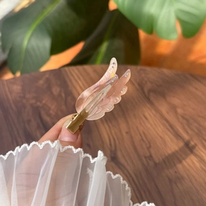 Haarklammer mit rosa Glitzerflügeln und Strasssteinen auf goldener Krokodilklemme