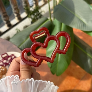 Pinza para el pelo color burdeos con diseño de triple corazón y muelle de metal dorado