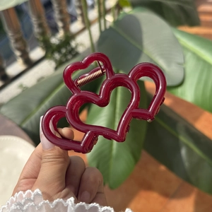 Detalle de pinza para el pelo con forma de corazón rojo gelatina y textura acrílica