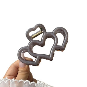Pinza de pelo con diseño de corazón gris translúcido y resorte de metal dorado elegante