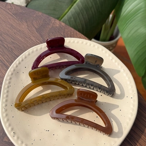 Grandes Pinces à Cheveux Couleur Gelée Élégantes en Résine Demi-Cercle Ajourées Shark Clips Accessoires de Mode pour Femmes
