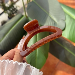 Pince à cheveux demi-cercle marron élégante en résine brillante au design évidé