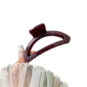 Pince à cheveux rouge vin élégante au design semi-circulaire creux et fini brillant gelée