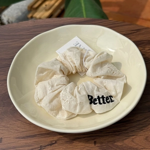 Chouchou beige brodé de fleurs avec texte Better en tissu de lin de qualité