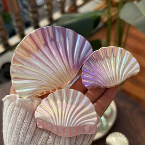 Pinces à cheveux en forme de coquillage nacré en trois tailles avec fini holographique