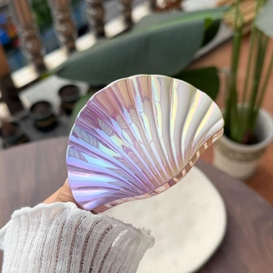 Pince à cheveux coquillage irisée avec dégradé de couleurs laser effet sirène