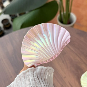 Pince à cheveux coquillage rose irisé en acétate nacré avec design de feston élégant