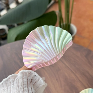 Vue détaillée de la grande pince à cheveux festonnée avec finition irisée aux reflets aurore
