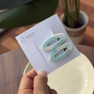 Ensemble de barrettes ovales en acétate marbré bleu et blanc sur carte cadeau
