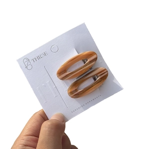Barrettes à cheveux ovales en acétate avec motif écailles de tortue et logo doré