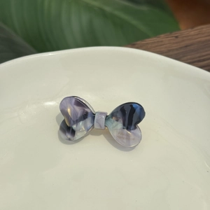 Barrette à cheveux double nœud en acétate marbré bleu avec gravure dorée France