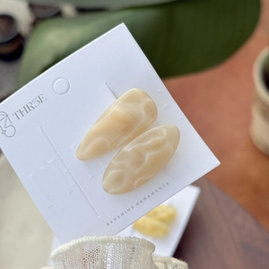 Barrettes à cheveux élégantes à texture ondulée au fini marbré crème et beige
