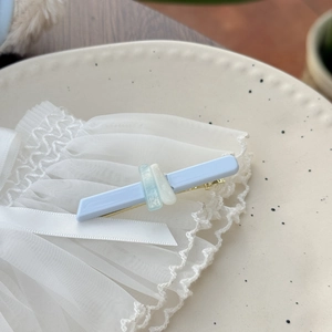 Elegante fermaglio per capelli a becco d'anatra in acetato azzurro con dettagli in resina