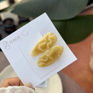 Lot de deux pinces à cheveux jaunes motif marbre avec texture élégante à ondes d'eau