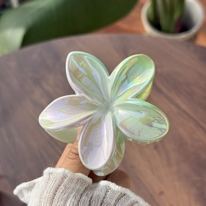 Irisierende grüne Blumen-Haarklammer mit Perlglanz-Laser-Finish für hohe Pferdeschwanz-Styles