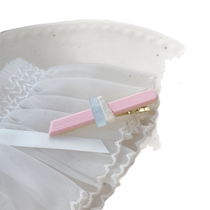 Fermaglio per capelli in acetato rosa con ciondoli blu e crema e base in metallo dorato