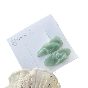 Barrettes ovales élégantes avec motifs marbrés à ondes d'eau vert tendre sur carte