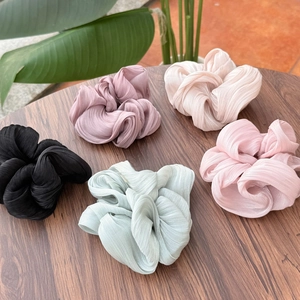 Chouchous en Tissu de Pétales Plissés pour Femmes Aspect Satiné Couleur Unie Grands Élastiques à Cheveux Fait à la Main Doux Frais Accessoires de Cheveux
