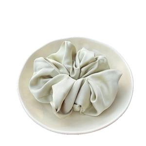 Chouchou classique en satin de soie vert sauge pour des coiffures élégantes et douces