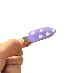 Zoete paarse haarclip met witte bloempatronen voor het kapsel van vrouwen