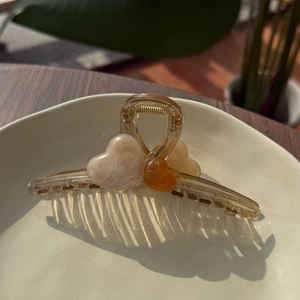 Elegante molletta per capelli a cuore color ambra con cuori in marmo crema e acrilico