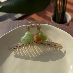 Pinza per capelli in resina ambrata con cuori verde smeraldo e dettagli in marmo