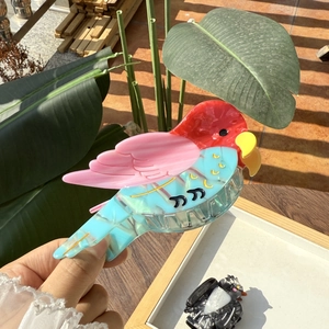 Pince à cheveux colorée en acétate en forme d'oiseau avec un design de perroquet vif