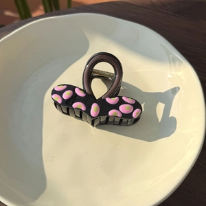 Grande pince à cheveux noire à pois roses et verts pour un style rétro élégant
