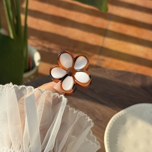 Sweet jelly color five-petal flower hair claw clip with vintage tortoiseshell texture