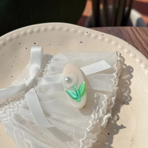 Pince à cheveux tulipe en acétate avec perles et feuilles vertes sur dentelle