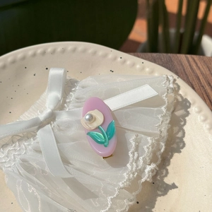 Pince à cheveux tulipe rose en acétate avec perle sur un support en dentelle blanche