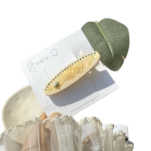 Elegante fermaglio per capelli effetto marmo con strass lucidi e decoro a conchiglia d'oro
