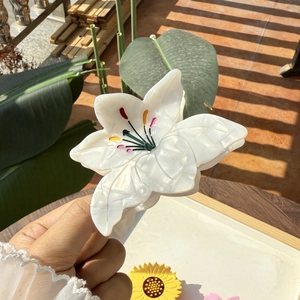 Pince à cheveux fleur de lys élégante en acétate blanc crème avec étamines colorées