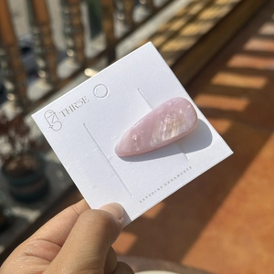 Barrette à cheveux goutte d'eau en acétate rose marbré avec lettrage doré fait main