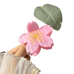 Pince à cheveux fleur de cerisier en acétate rose au design floral élégant