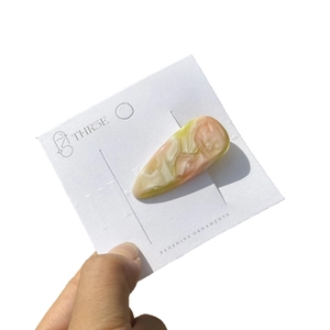 Pince à cheveux en acétate avec marbrure rose pêche et lettrage doré élégant