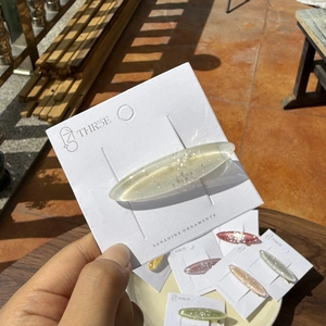 Barrettes ovales scintillantes couleurs gelée sur carte d'exposition au soleil