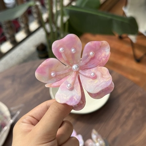 Pince à cheveux fleur en acétate à cinq pétales avec texture marbre rose et perle