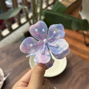 Pince à cheveux fleur en acétate avec marbrure rose et perles élégantes