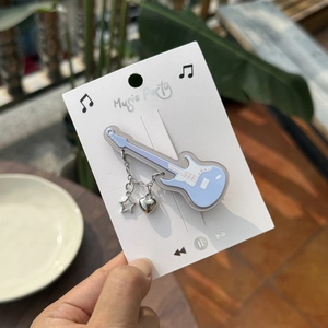 Pince à cheveux guitare en acrylique avec pendentifs étoile et cœur sur carte