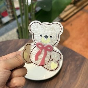 Pince à cheveux ours en acrylique avec nœud rose et cœur jaune au design blanc crème