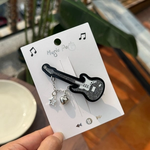 Pince à cheveux guitare en acrylique noir pailleté avec breloques étoile et cœur
