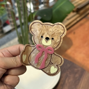 Pince à cheveux ours mignonne en acrylique ambre avec nœud rose pour femmes élégantes