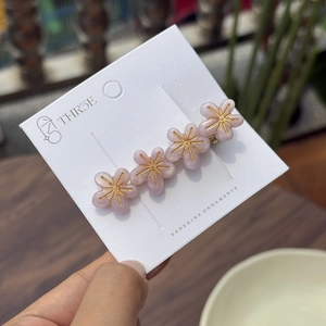 Süße rosa Acetat Blumen-Haarspange mit goldenen Sternen auf einer weißen Karte