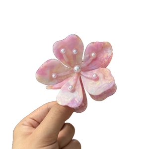 Pince à cheveux fleur en acétate avec perles et motif marbré rose pour femmes
