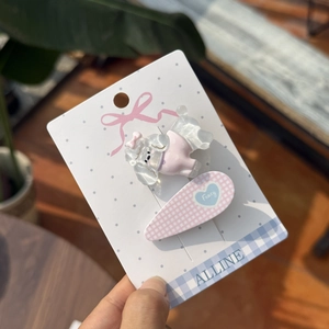 Set di 2 fermagli in acrilico con design barboncino rosa e motivo a cuore a scacchi