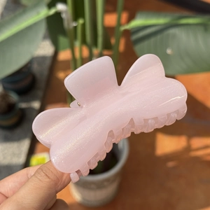 Pince à cheveux papillon rose clair pailletée en résine avec effet scintillant
