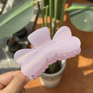 Pince à cheveux cœur lavande scintillante avec une finition brillante nacrée